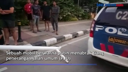 Mobil Tabrak Tiang PJU Hingga Roboh di Jalan Yos Sudarso Jakut