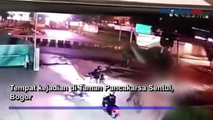 Télécharger la video: Gerombolan Begal Bacok Tukang Ojek Terekam CCTV di Taman Pancakarsa Sentul