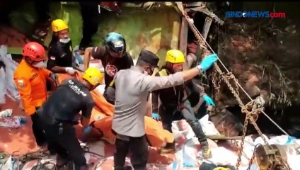 Truk Pengangkut Pupuk Terjun ke Jurang, 2 Orang Tewas