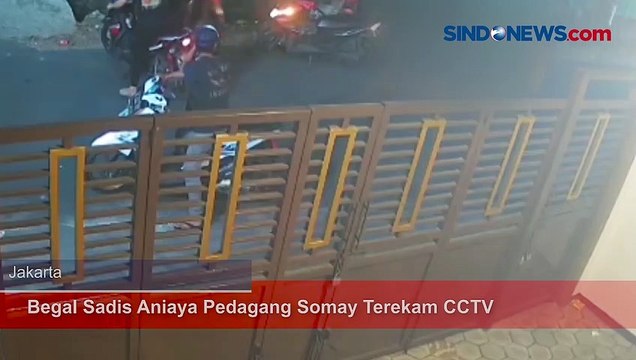 Begal Sadis Aniaya Pedagang Somay Terekam CCTV