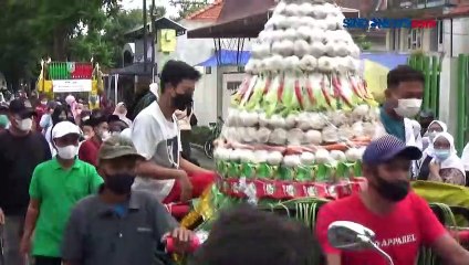 Unik, Sambut Ramadan Warga Gelar Arak - Arakan Gunungan Kue Apem di Jombang