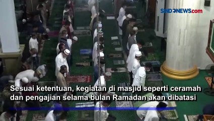 Khusyuk, Ratusan Umat Muslim Gelar Salat Tarawih di Palangkaraya