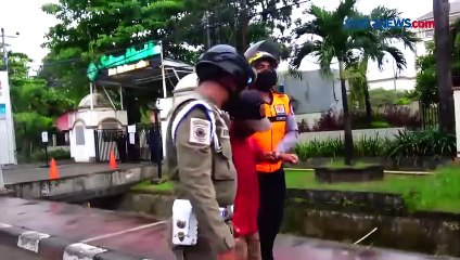 Скачать видео: Razia Pak Ogah dan Pengemis Diwarnai Aksi Kejar - Kejaran di Makassar