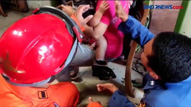 Tegang! Petugas Damkar Evakuasi Kaki Balita Terjepit Besi