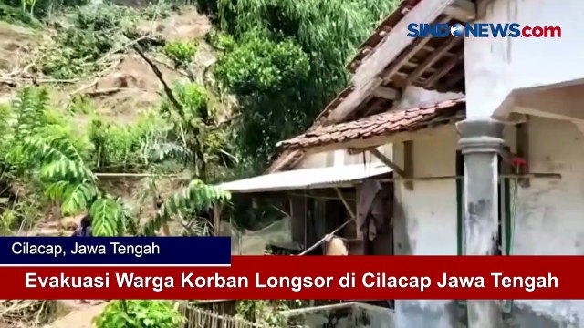 Evakuasi Warga Korban Longsor di Cilacap Jawa Tengah