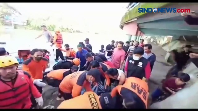 Petugas Evakuasi Korban Tewas Tabrakan Kapal di Sulawesi Selatan