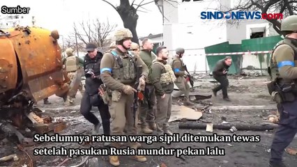 Presiden Ukraina Volodymyr Zelensky Mengunjungi Kota Bucha dan Bertemu Penduduk