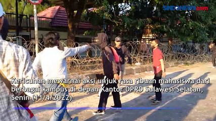 Mulai Rusuh, Polisi Bubarkan Demo Mahasiswa dengan Tembakan Gas Air Mata di Makassar
