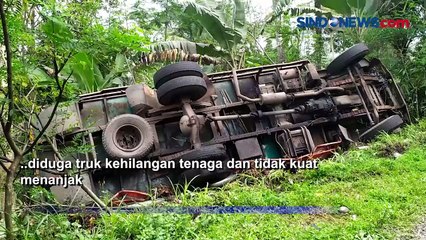 Tak Kuat Menanjak, Truk Angkut Kue Lebaran Terguling di Banjarnegara