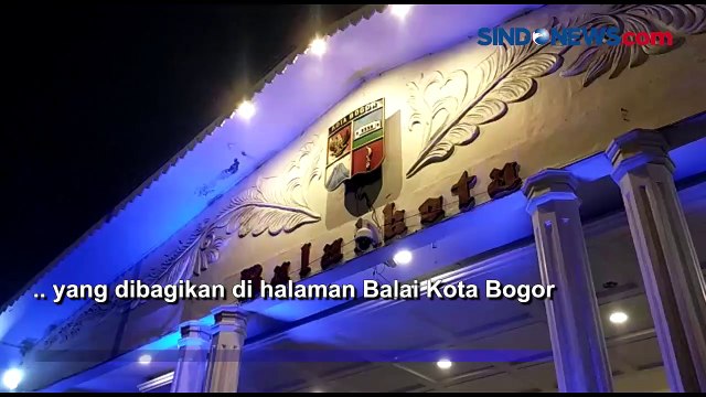 Presiden Jokowi Bagikan 2.000 Paket Sembako dan Uang Tunai di Pintu 2 Istana Bogor