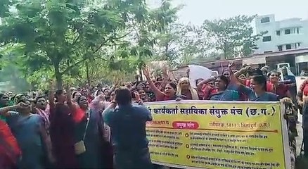 Download Video: अध्यक्ष को थमाया आदेश तो बिफरी आंगनबाड़ी कार्यकर्ताओं ने घेरा दफ्तर, बोलीं आदेश वापस या करो सबको बर्खास्त