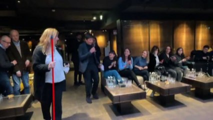 L'ironia di Gianni Morandi: regala una scopa ai giornalisti