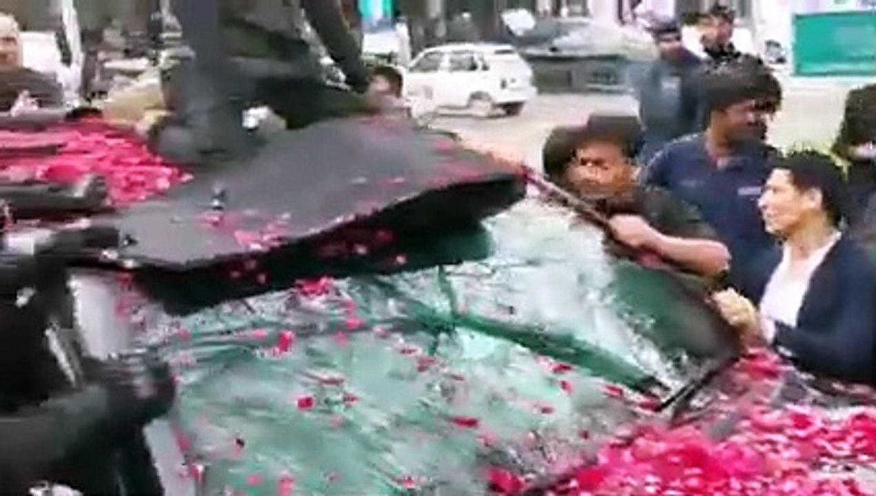 عمران خان کی گاڑی روکنے پر احمد نیازی نے پولیس اہلکار کو مکا دکھا دیا،ویڈیو وائرل