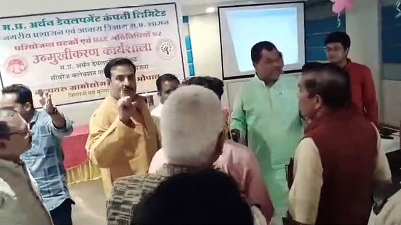 Video Story - सीवर लाइन कार्य को लेकर हंगामा, जनप्रतिनिधियों ने कहा नगर वासियों को हो रही असुविधा