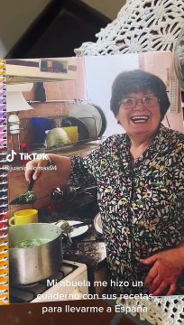 Joven mostró como su abuela le dejó todas sus recetas en un cuaderno