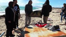 Cutro, i sopravvissuti cercano sulla spiaggia gli oggetti dei loro cari deceduti nel naufragio