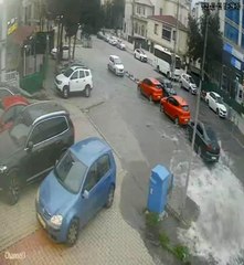 Kartal'da rögar kapağı bomba gibi patladı, yol göle döndü