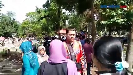 Lebaran, TPU Astana Anyar Bandung Ramai Dikunjungi Peziarah