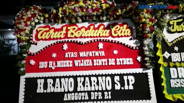 Karangan Bunga Hiasi Rumah Duka Mendiang Mieke Wijaya, Salah Satunya dari Rano Karno