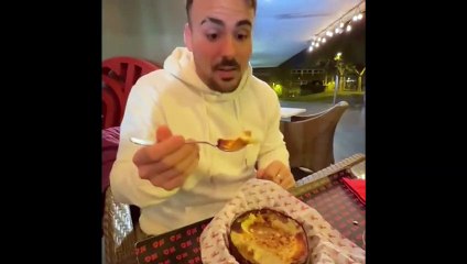 Clientes de GoXo comiendo la Tarta de Queso de la Pedroche