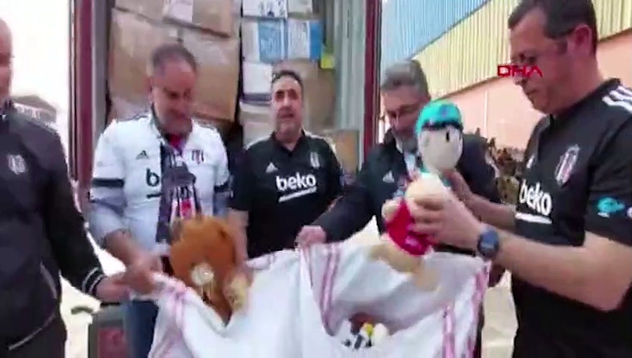Beşiktaş taraftarının sahaya attığı oyuncaklar depremzedelere ulaştı