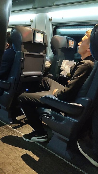 Hızlı Tren konforunda yolculuk yapan sayın yolcumuz.