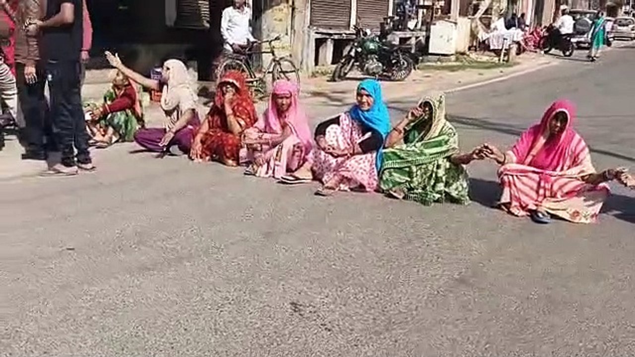 पेयजल को लेकर महिलाओं का फूटा गुस्सा, सडक़  जाम कर किया प्रदर्शन, देखे वीडियो