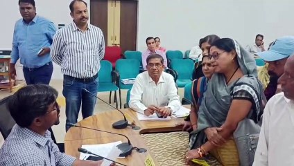 video story : कलेक्टर ने आबकारी अधिकारी को बुलाकर कहा कि फौरन समस्या दूर कराओ