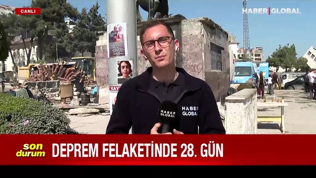 Hatay'da depremzedeler kayıp ilanları ile yakınlarını arıyorlar