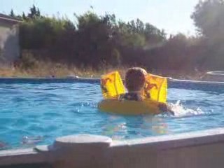 Dans la piscine a Cindy 2007