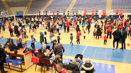 Van polisinden depremzede çocuklara moral etkinliği