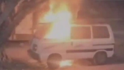 मुजफ्फरपुर: सड़क किनारे खड़ी मारुति वैन में अचानक लगी आग, मच गई अफरातफरी, देखें रिपोर्ट