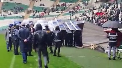 Amedspor oyuncularına sahada saldırı,