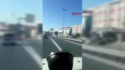 BAKIRKÖY'DE İKİ OTOMOBİLİN ÇARPIŞTIĞI KAZA KAMERADA