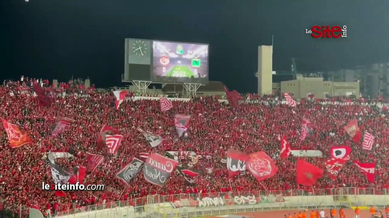 أهازيج وضغط مرعب على الخصم..  4 دقائق من إبداع وتفاعل جماهير الوداد أمام فيتا كلوب