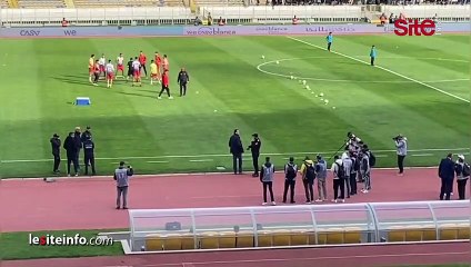 _جماهير الرجاء الرياضي تفاجئ آيت منا بعد دخوله أرضية ملعب _دونور