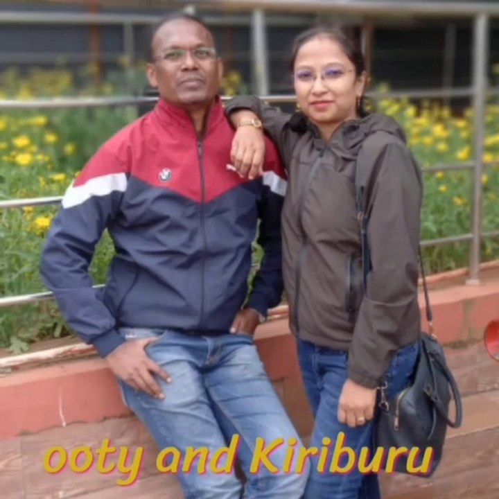 Ooty और kiriburu ka एक family फोटो session