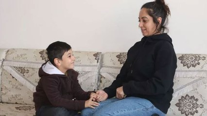 Depremde çocuklarıyla son anda kurtulduğu evin yıkılışını izlemiş