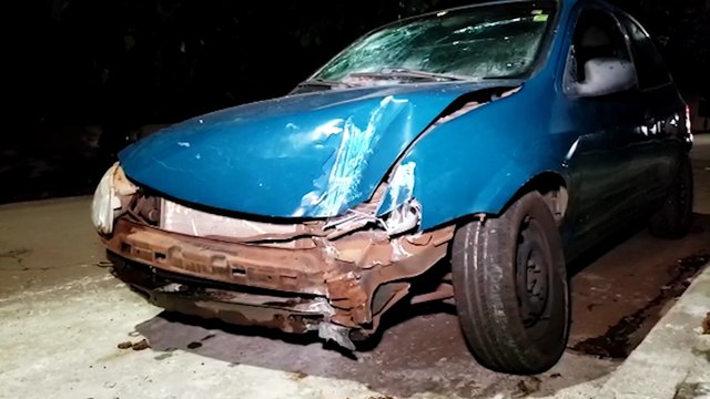 Corsa atinge poste e deixa duas pessoas feridas no Cancelli