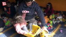 Depremzede çocuklar çadır kentte Mehmetçikle evcilik oynadılar