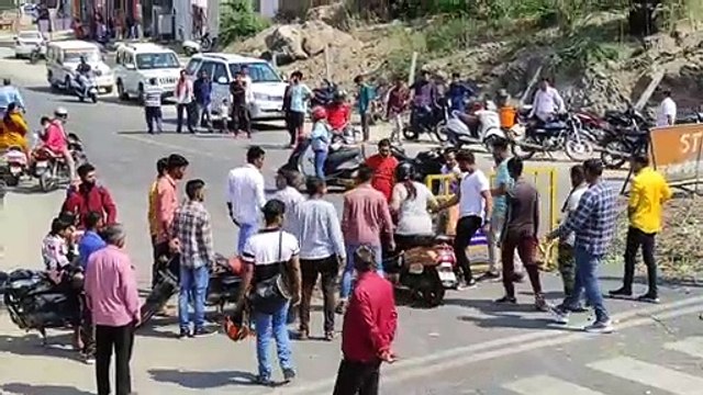 हथाई तोड़ने के विरोध में चार घंटे धरना, कंटीली झाडियों से रास्ता रोका
