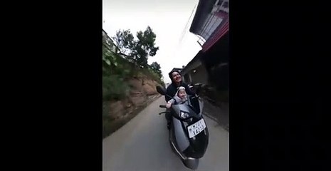 Ce papa roule à toute vitesse en scooter avec son enfant