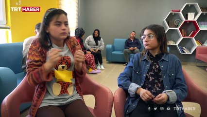 Depremin sessiz tanıkları o anları işaret diliyle anlattı