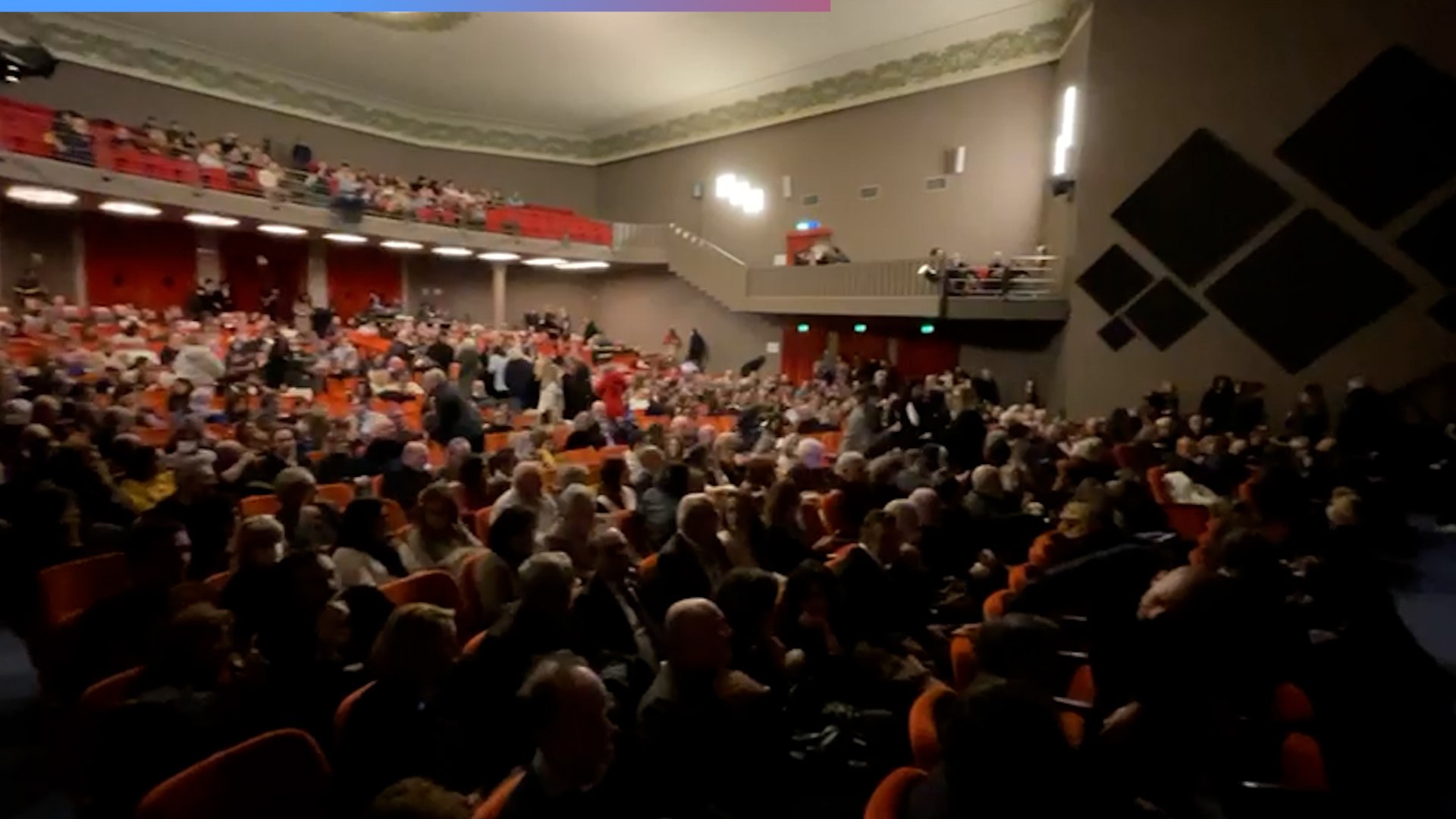 ⁣Bologna ricorda il mito di Lucio. Teatro Celebrazioni gremito