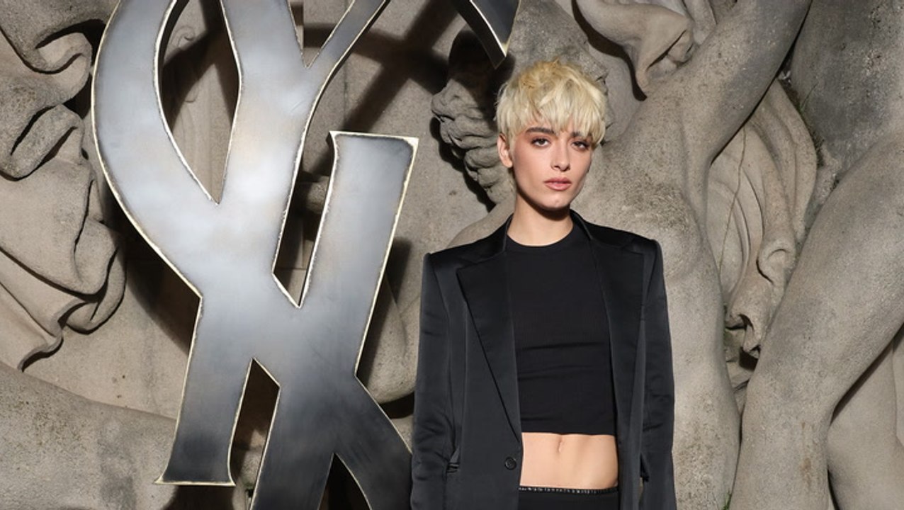 Dixie D'Amelio überrascht mit platinblonden Haaren