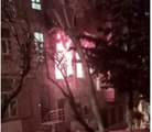 Beyoğlu'nda korkutan yangın: Mahsur kalan 2 kişiyi itfaiye ekipleri kurtardı