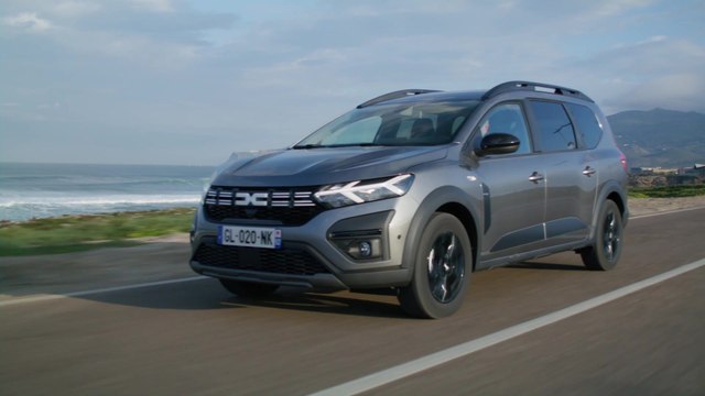The new Dacia Jogger Hybrid 140 in Gray Driving Video