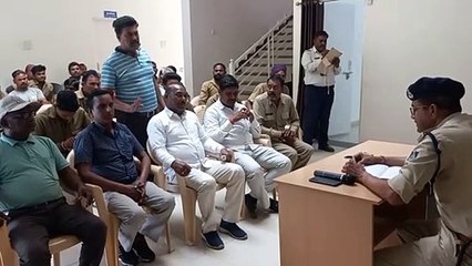 जिला यातायात थाना में गुरुवार शाम को ऑटो चालकों की मीटिंग हुई।