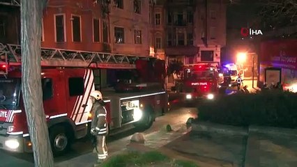 Beyoğlu’nda korkutan yangın: Mahsur kalan 2 kişiyi itfaiye ekipleri kurtardı