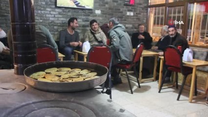 Kış gecelerinin vazgeçilmez lezzeti, sobada kaşarlı patates rağbet görüyor